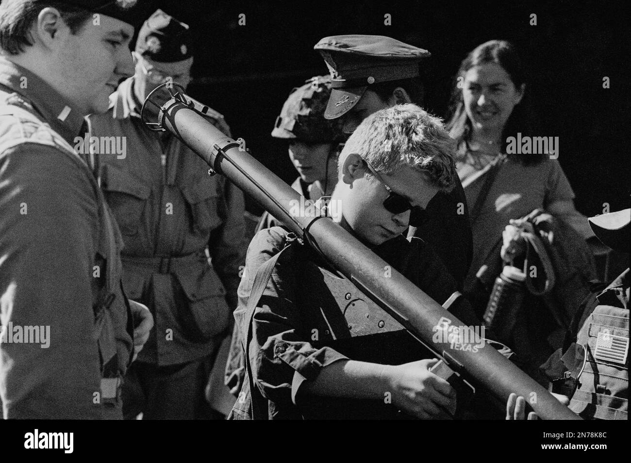 Ein junger Besucher einer Nachstellung aus dem Zweiten Weltkrieg hält im American Heritage Museum eine Bazooka mit dem Label „Big Texas“. Das Bild wurde auf ana aufgenommen Stockfoto