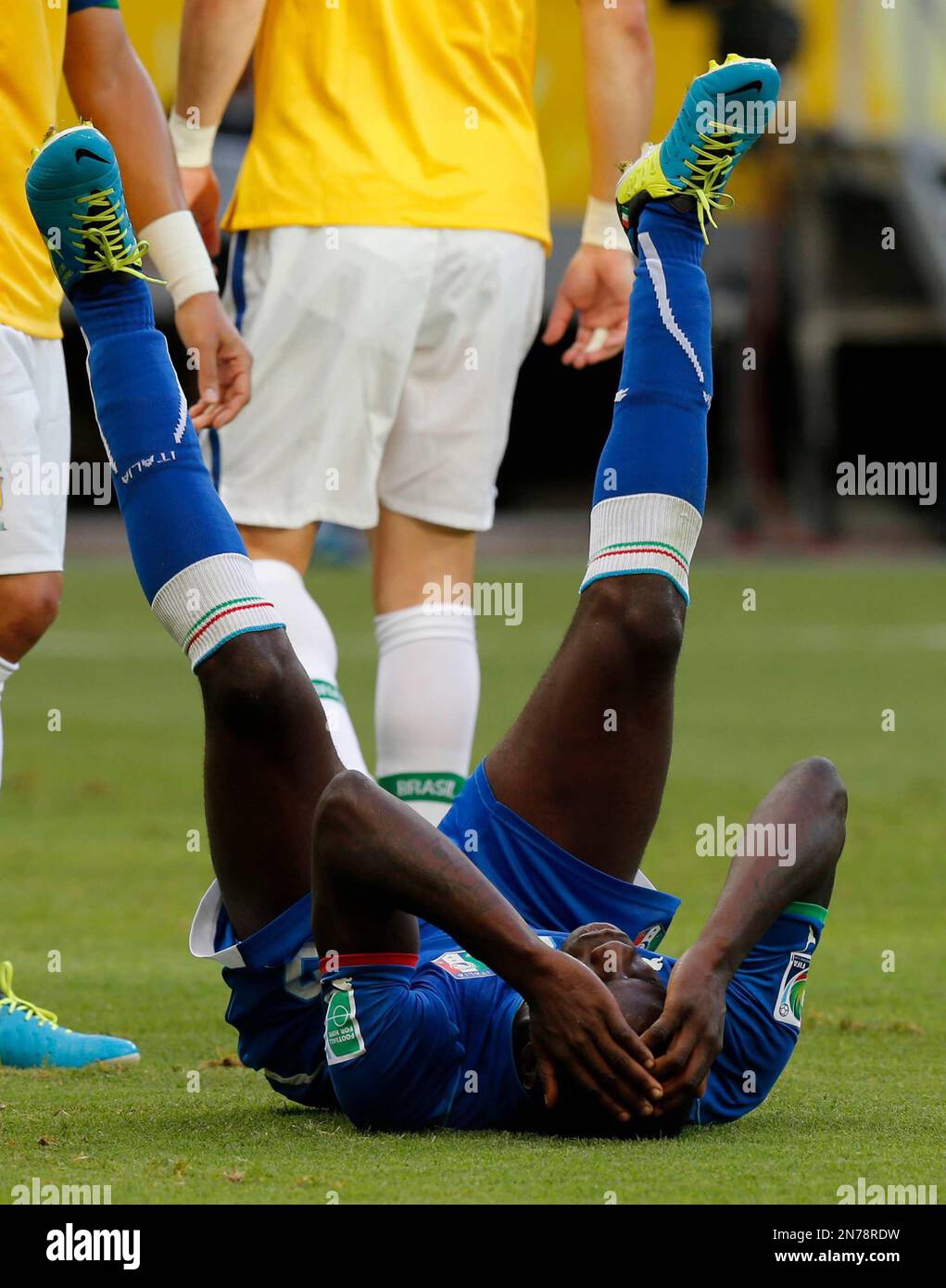 Italy's Mario Balotelli reacts after missing a chance to score during the soccer Confederations Cup group A match between Italy and Brazil at Fonte Nova stadium in Salvador, Brazil, Saturday, June 22, 2013. (AP Photo/Fernando Llano) Stockfoto