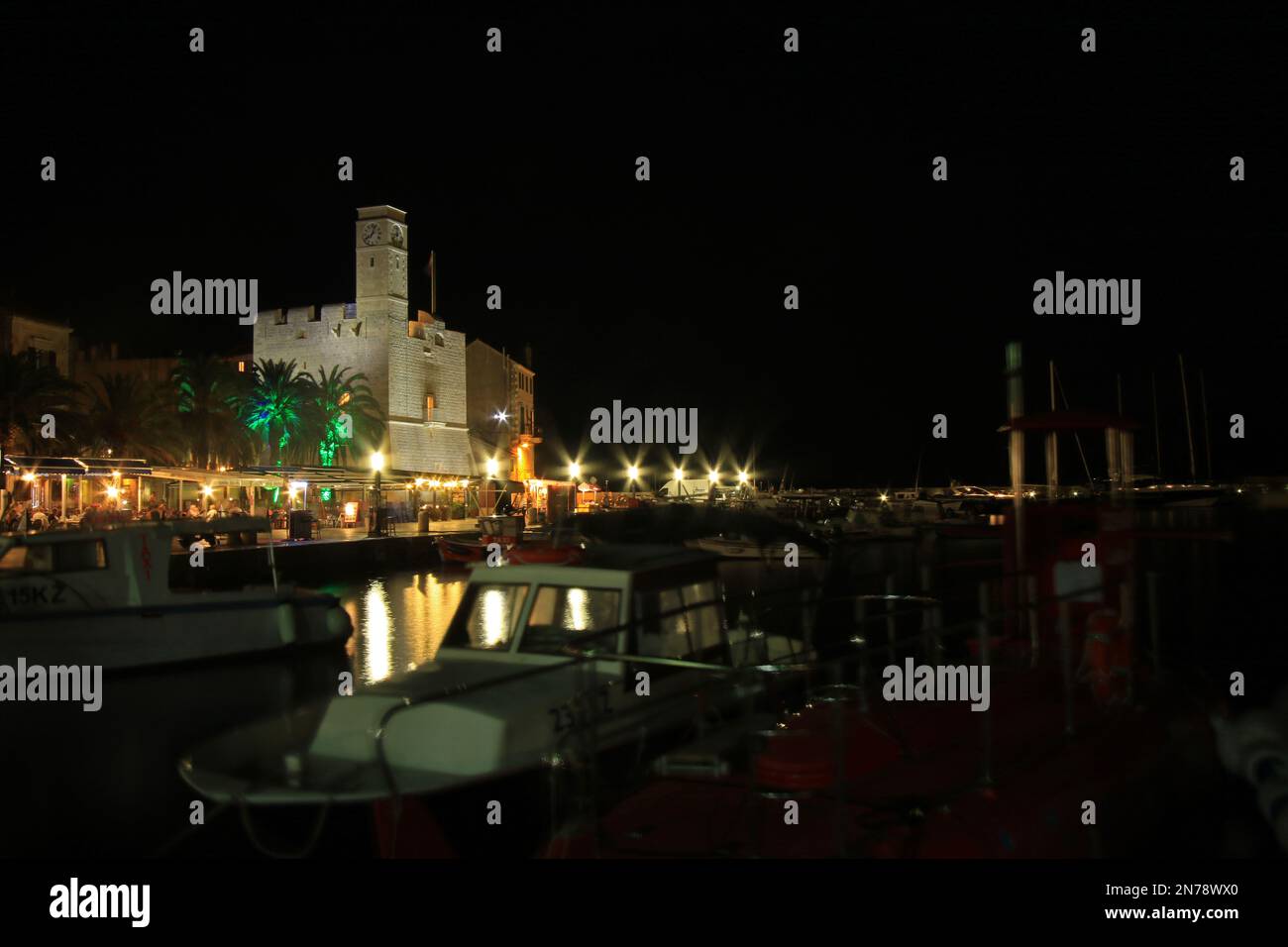 Fort von Komiza bei Nacht, venezianischer Turm in Komiza, Insel Vis, Kroatien Stockfoto