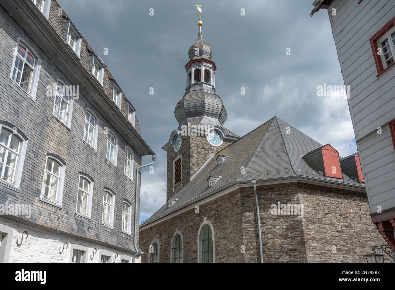 Die Evangelische Stadtkirche Monschau ist eine Kirche in Monschau im Stadtgebiet Aachen in Nordrhein-Westfalen Stockfoto
