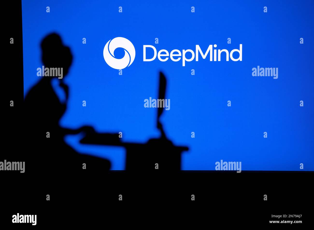 LOS ANGELES, USA, 30. JANUAR 2023: DeepMind von Google. Women in Tech: Silhouette für Solo-Software-Entwickler mit Firmenlogo im Hintergrund Stockfoto