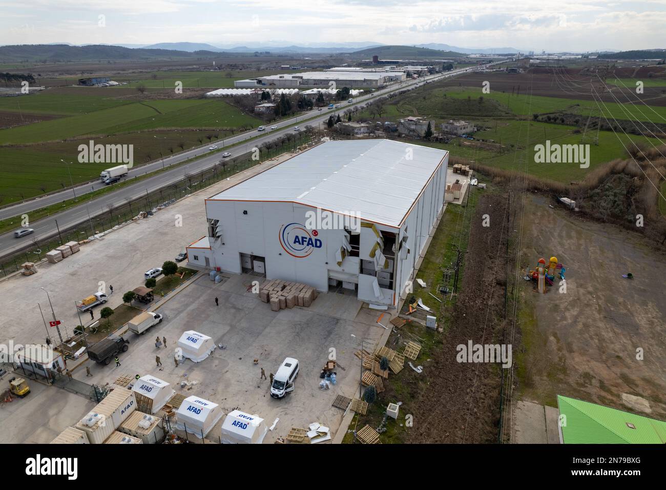 (HERAUSGEBER ANMERKUNG: Bild mit Drohne aufgenommen)Ein Blick auf ein abgerissenes Präsidentengebäude für Katastrophen- und Notfallmanagement (AFAD). Die Türkei erlebte das größte Erdbeben dieses Jahrhunderts in der Grenzregion zu Syrien. Das Erdbeben wurde in 7,7 Größenordnungen gemessen. Stockfoto