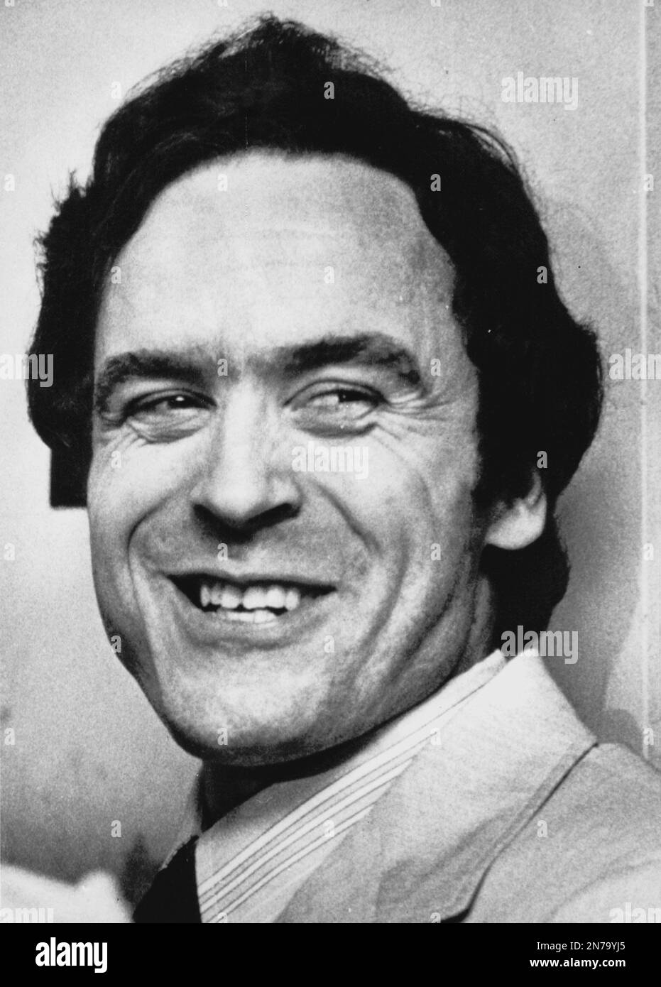 FILE - In an Oct. 3, 1978 file photo Theodore Bundy smiles at photographers in Tallahassee, Fla., A bite mark analysis done by Dr. Richard Souviron helped convict Bundy in the murders of two Florida State University coeds. (AP Photo/ file) Stockfoto