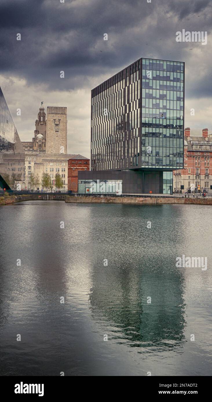 Moderne Gebäude, die das Hafengebiet von Liverpool ausmachen. Vom Albert Dock mit Blick auf das Liver Building. Stockfoto