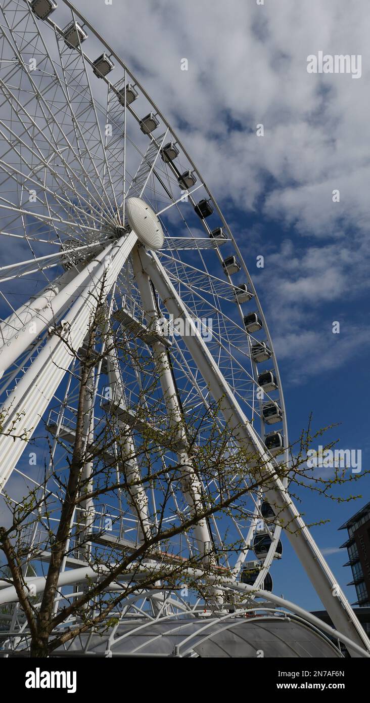 Kreativer Blick auf das große Rad im Albert Dock, Liverpool, UK Stockfoto