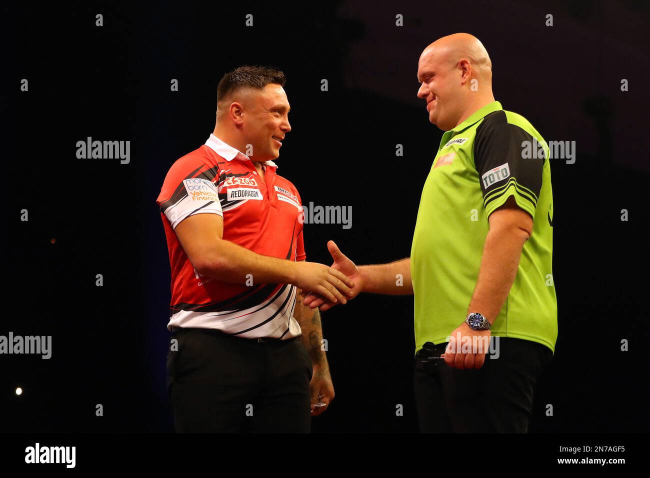 Cardiff, Großbritannien. 09. Februar 2023. Gerwyn Price of Wales (l) gibt Michael van Gerwen aus den Niederlanden (r) nach seinem Halbfinalsieg die Hand. Cazoo Premier League Darts, zweite Nacht in der Cardiff International Arena in Cardiff, Südwales, am Donnerstag, den 9. Februar 2023. Bild von Andrew Orchard/Andrew Orchard Sportfotografie/Alamy Live News Kredit: Andrew Orchard Sportfotografie/Alamy Live News Stockfoto