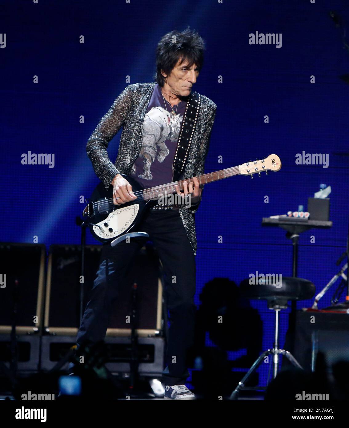 Ronnie Wood of the Rolling Stones performs in concert at the TD Garden arena on Wednesday, June 12, 2013 in Boston. (Photo by Bizuayehu Tesfaye/Invision/AP) Stockfoto