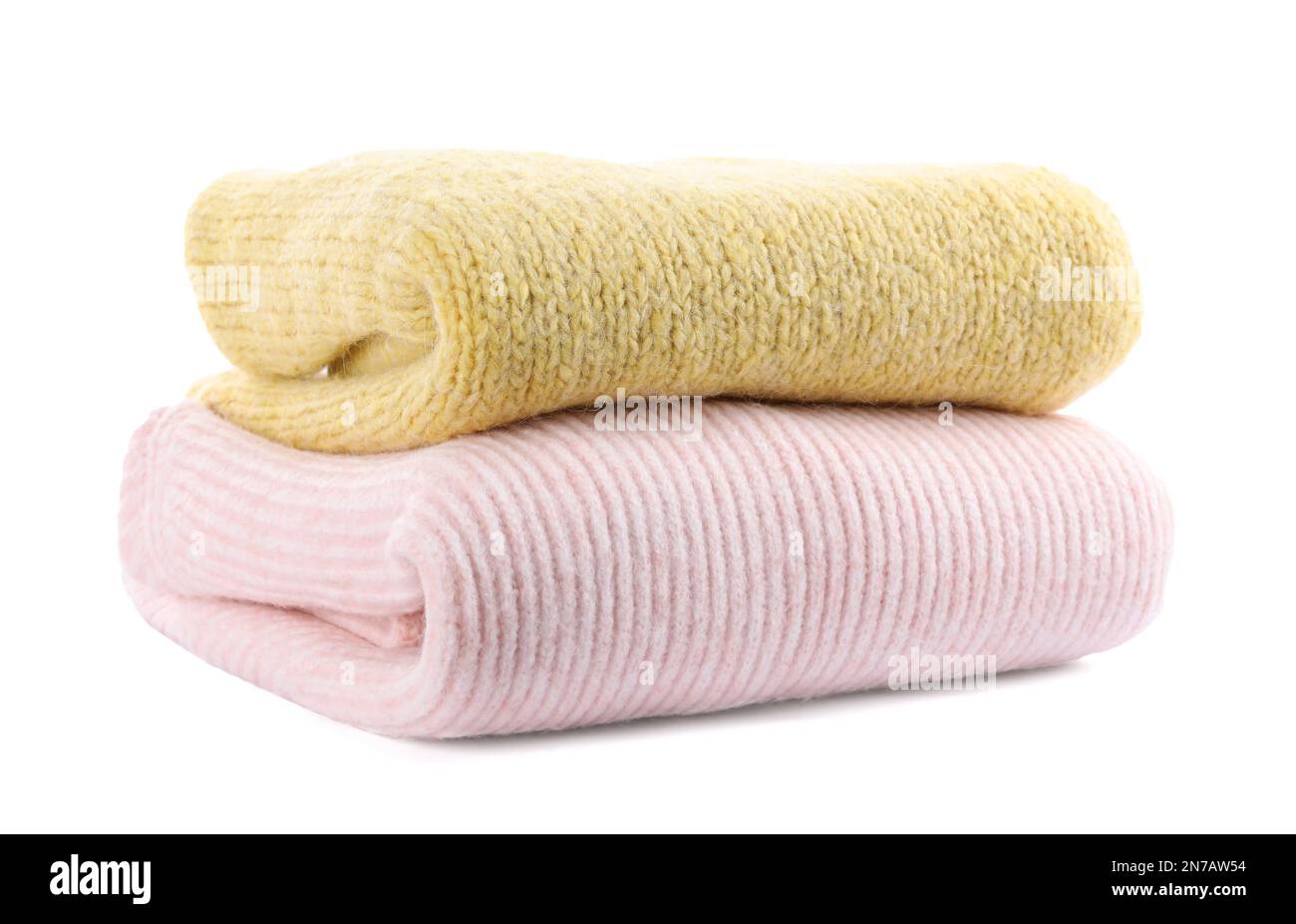 Ein Stapel warmer Pullover, isoliert auf weiß Stockfoto