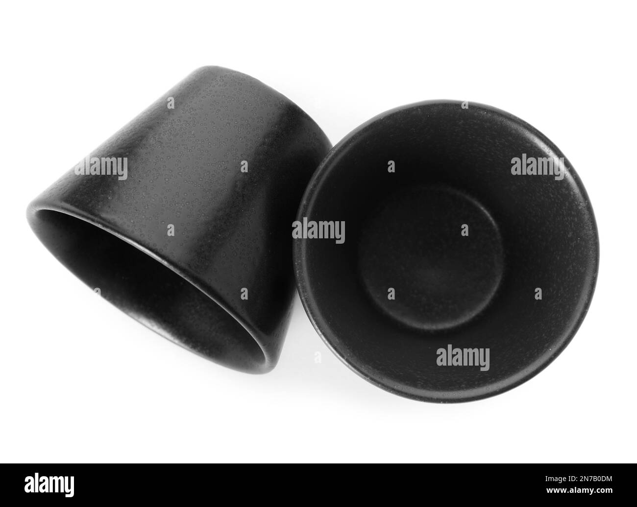 Neue Gerichte mit schwarzer Sauce auf weißem Hintergrund, Draufsicht Stockfoto