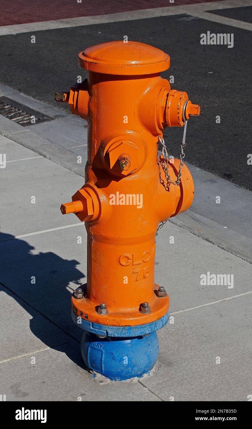 Orangefarbener Feuerhydrant, Palo Alto, Kalifornien, USA, 2015 Stockfoto