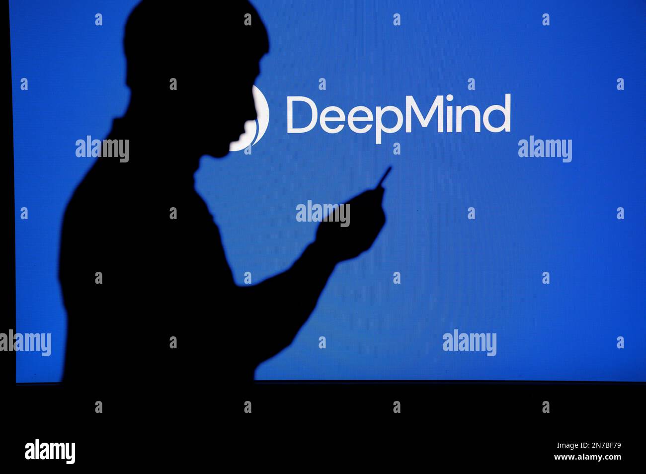 GROSSBRITANNIEN, LONDON. 30. JANUAR 2023: DeepMind von Google. Maximale Effizienz: Man nutzt die Leistungsfähigkeit von Smartphone-Apps Stockfoto