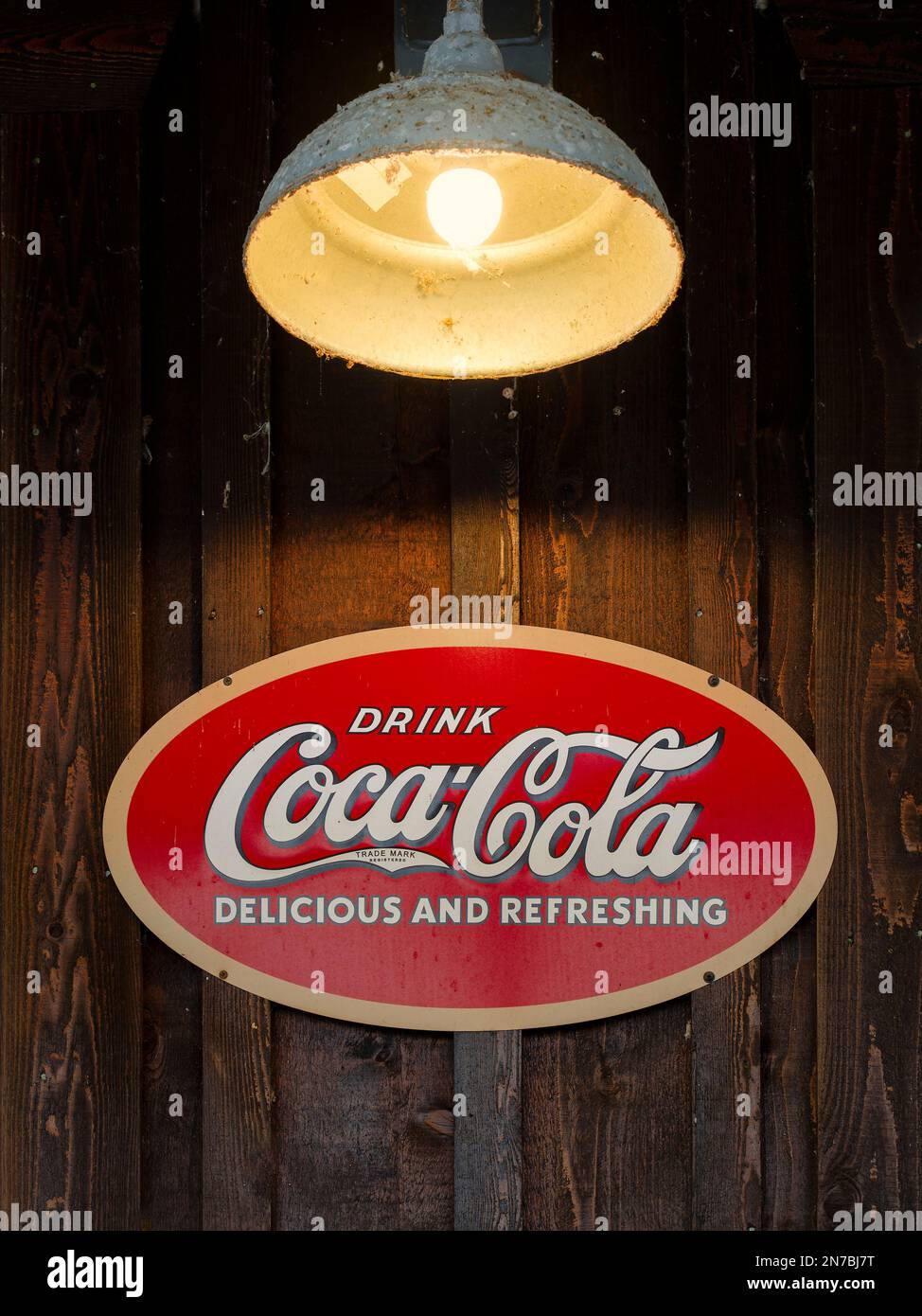 Alte oder antike Coca-Cola-Werbeschilder, die an der Seite eines Gebäudes im ländlichen Alabama aufgeklebt sind. Stockfoto