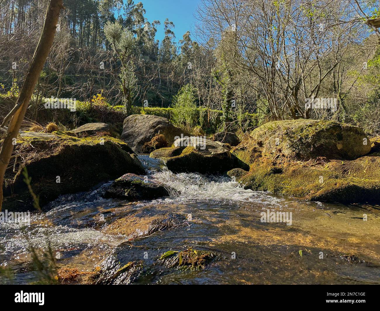 Wasserlauf in der Nähe des Wasserfalls Fecha de Barjas (auch bekannt als Tahiti-Wasserfall) in den Bergen des Peneda-Geres-Nationalparks, Portugal. Stockfoto