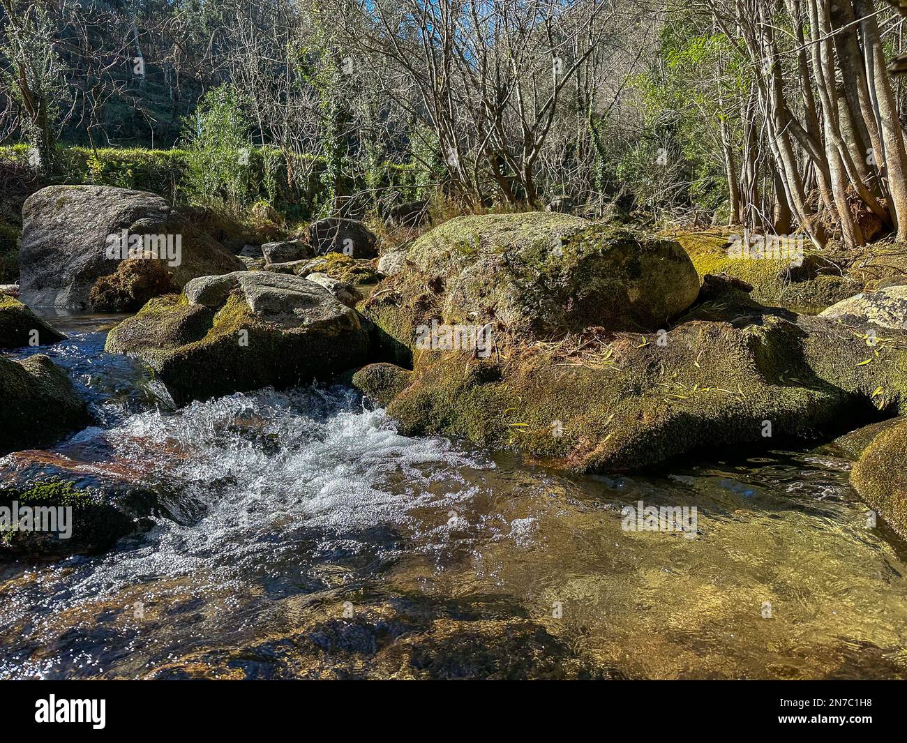Wasserlauf in der Nähe des Wasserfalls Fecha de Barjas (auch bekannt als Tahiti-Wasserfall) in den Bergen des Peneda-Geres-Nationalparks, Portugal. Stockfoto
