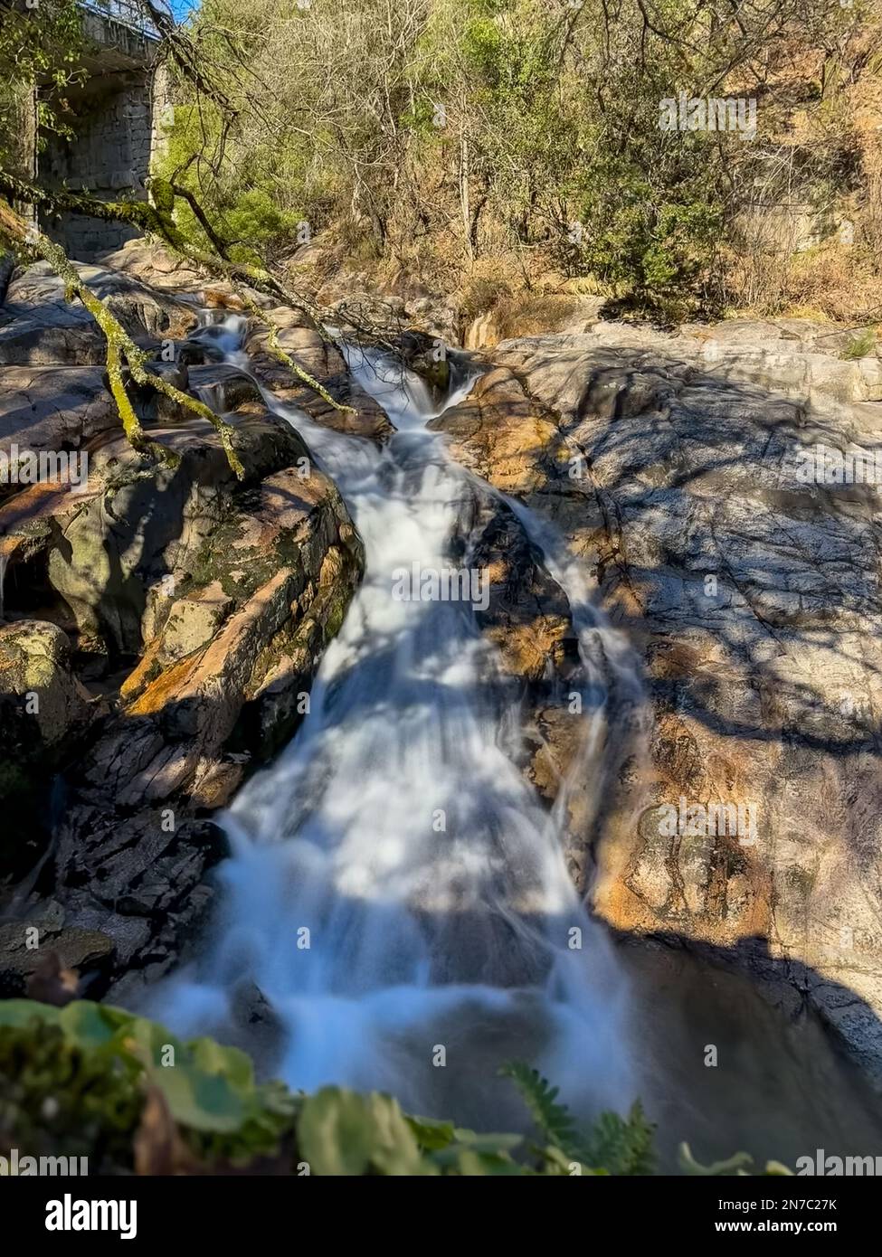 Wasserlauf in der Nähe des Wasserfalls Fecha de Barjas (auch bekannt als Tahiti-Wasserfall) in den Bergen des Peneda-Geres-Nationalparks, Portugal. Stockfoto