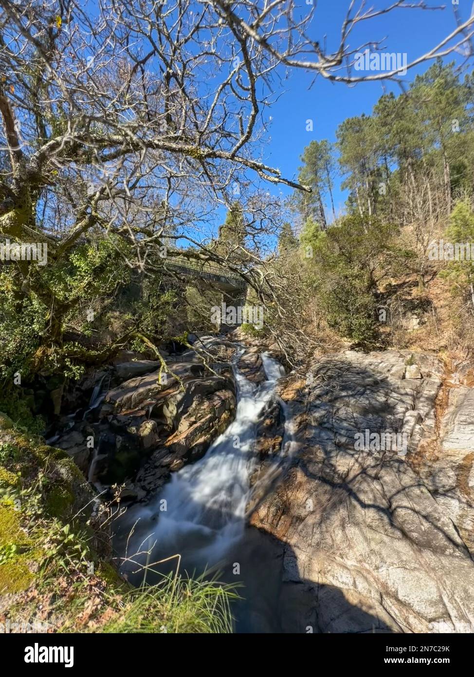 Wasserlauf in der Nähe des Wasserfalls Fecha de Barjas (auch bekannt als Tahiti-Wasserfall) in den Bergen des Peneda-Geres-Nationalparks, Portugal. Stockfoto