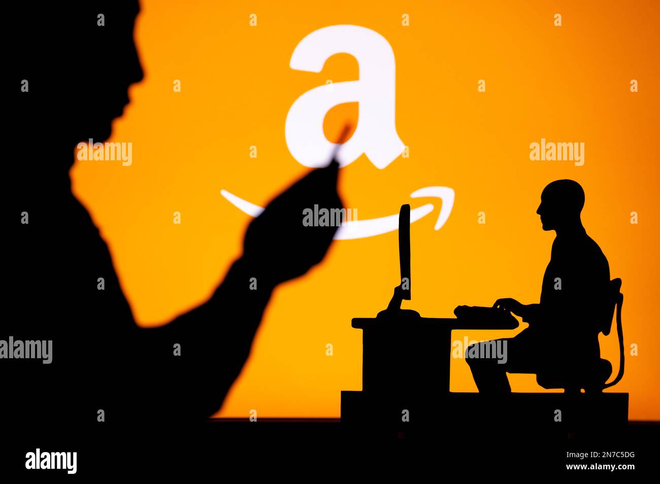 USA, SEATTLE, 30. JANUAR 2023: AMAZON. Die Schnittmenge von Personal und Professional: Silhouette von man und Web Developer Stockfoto