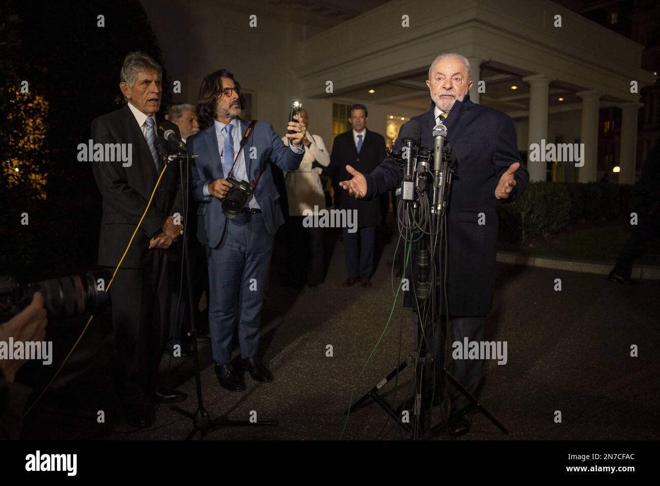 Washington DC, USA. 10. Februar 2023. Der brasilianische Präsident Luiz Inácio Lula da Silva spricht nach einem Treffen mit den USA mit Reportern Präsident Joe Biden im Oval Office des Weißen Hauses in Washington, D.C. am Freitag, den 10. Februar 2023. Foto: Ken Cedeno/UPI Credit: UPI/Alamy Live News Stockfoto