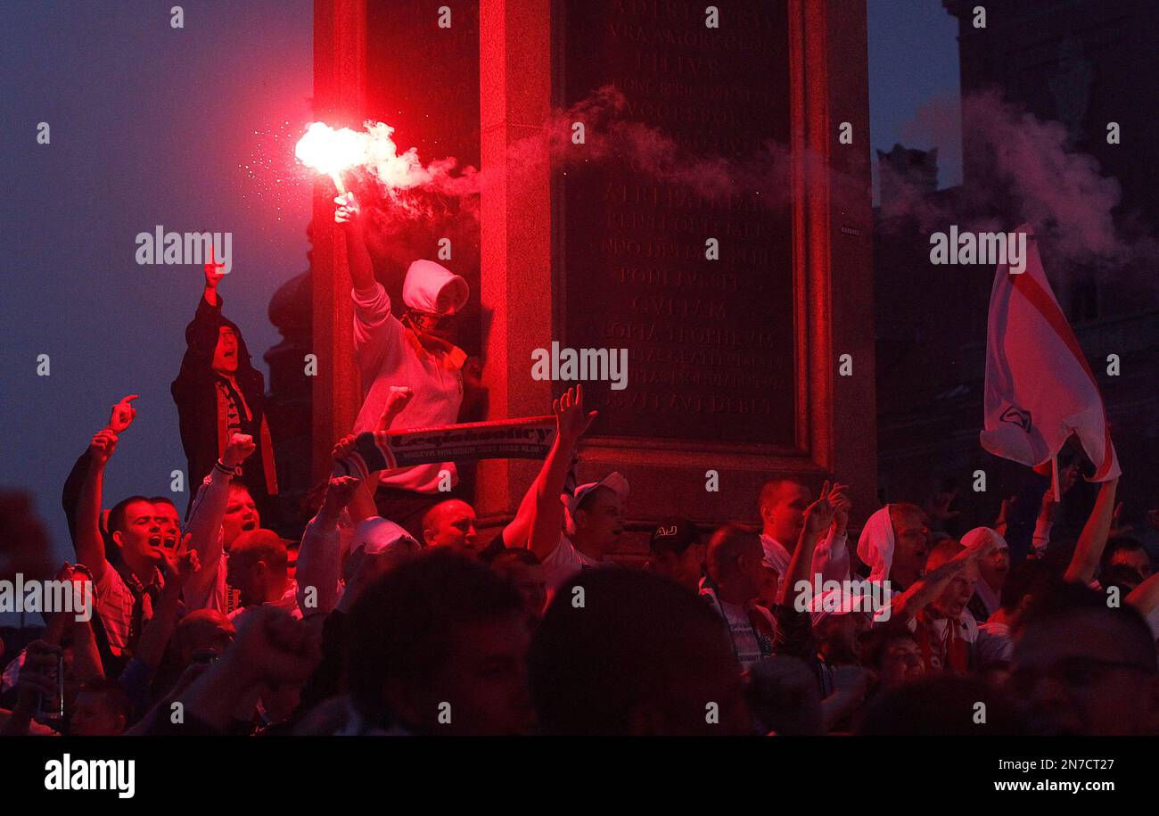 Soccer fans of Legia Warszawa celebrate after their club won the Poland's league title, at the Old Town in Warsaw, Poland, Sunday, June 2, 2013. Legia also won the Polish Cup this season. (AP Photo/Czarek Sokolowski) Stockfoto
