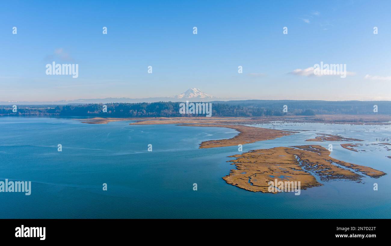 Mount Rainer und Puget Sound in Nisqually Reach Stockfoto