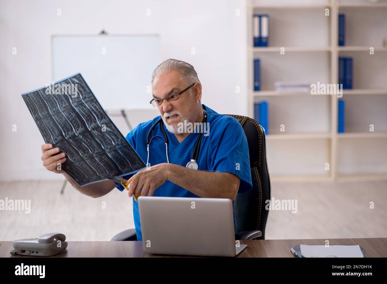 Alter, männlicher Arzt, Radiologe, der im Krankenhaus arbeitet Stockfoto