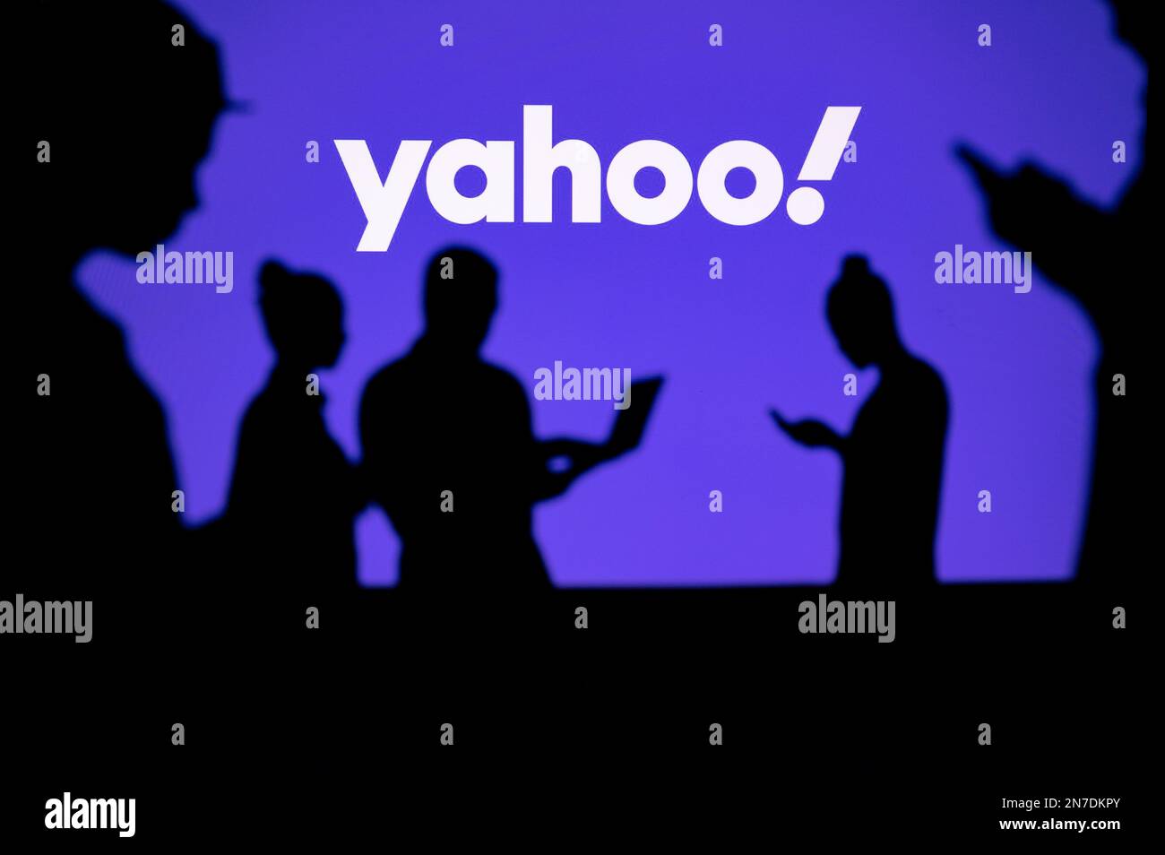 LOS ANGELES, USA, 30. JANUAR 2023: YAHOO. Träume von Webentwicklung werden wahr: Silhouetted Developers in Discussion mit dem Firmenlogo Stockfoto