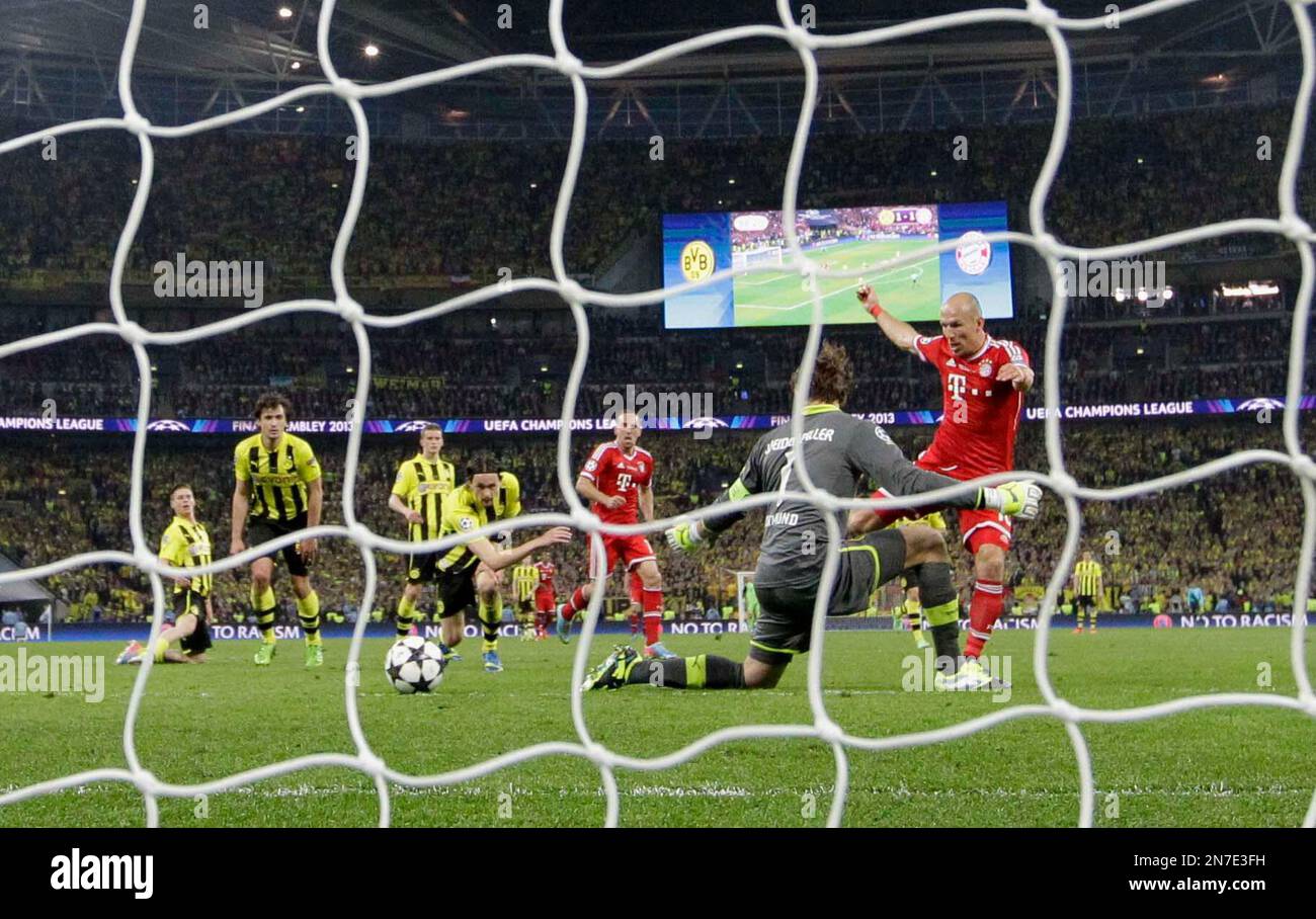 Bayern's Arjen Robben of the Netherlands, right, scores during the Champions League Final soccer match between Borussia Dortmund and Bayern Munich at Wembley Stadium in London, Saturday May 25, 2013. (AP Photo/Matt Dunham) Stockfoto