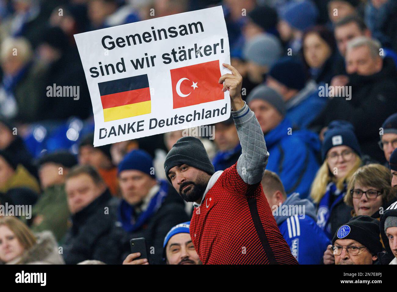 Gelsenkirchen, Deutschland. 10. Februar 2023. firo : 10. Februar 2023, Fußball, 1. Liga, 1. Bundesliga, Staffel 2022/2023, FC Schalke 04 - VfL Wolfsburg Poster für das Erdbeben in der Türkei und Syrien, gemeinsam sind wir stärker, Fankurve, Fanblock, Kredit: dpa/Alamy Live News Stockfoto