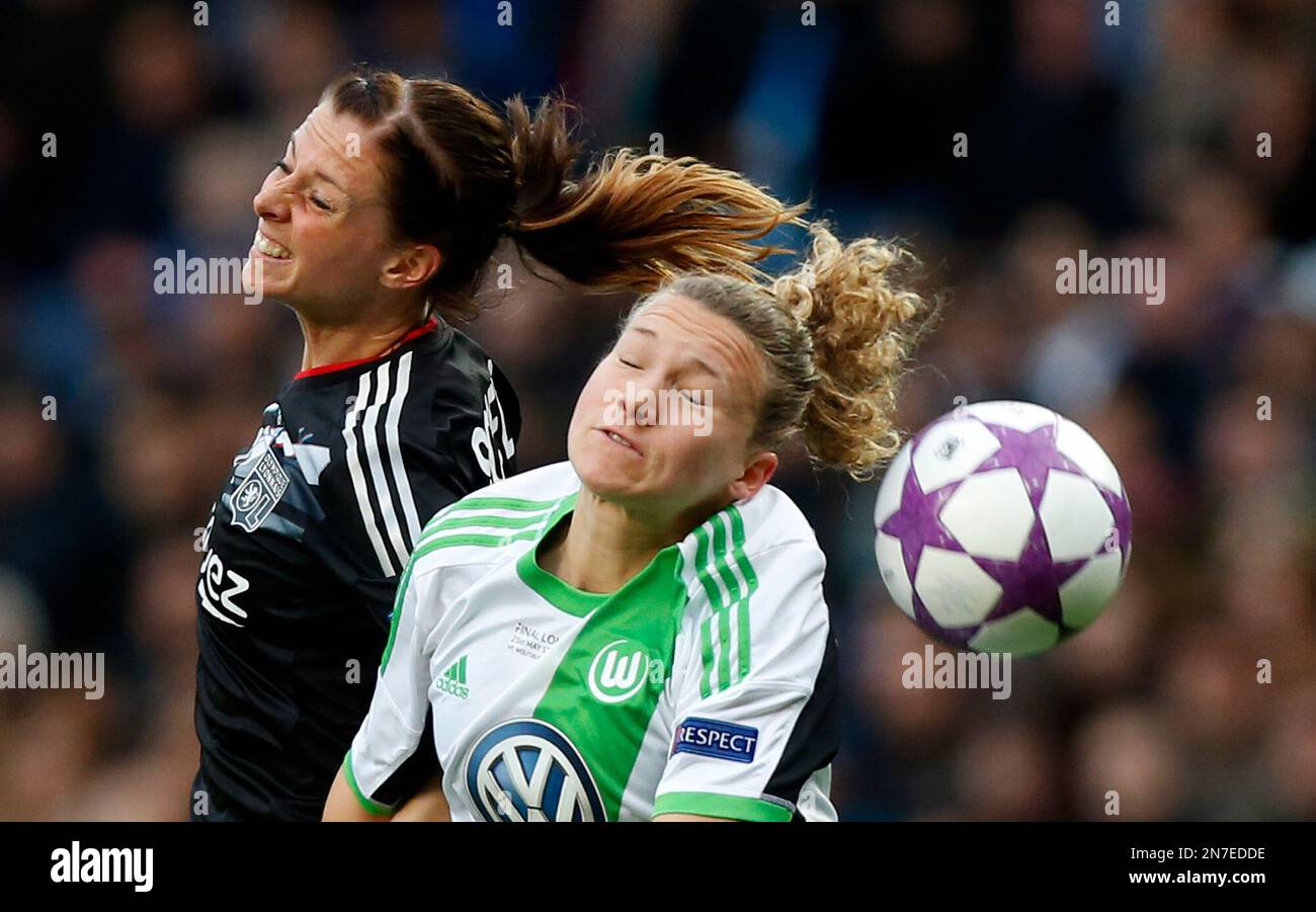 Wolfsburg's Josephine Henning, right, competes for the ball with Lyon's Lotta Schelin during the women's Champions League final soccer match between Wolfsburg and Olympique Lyonnais at Stamford Bridge Stadium in London Thursday, May 23, 2013. (AP Photo/Matt Dunham) Stockfoto