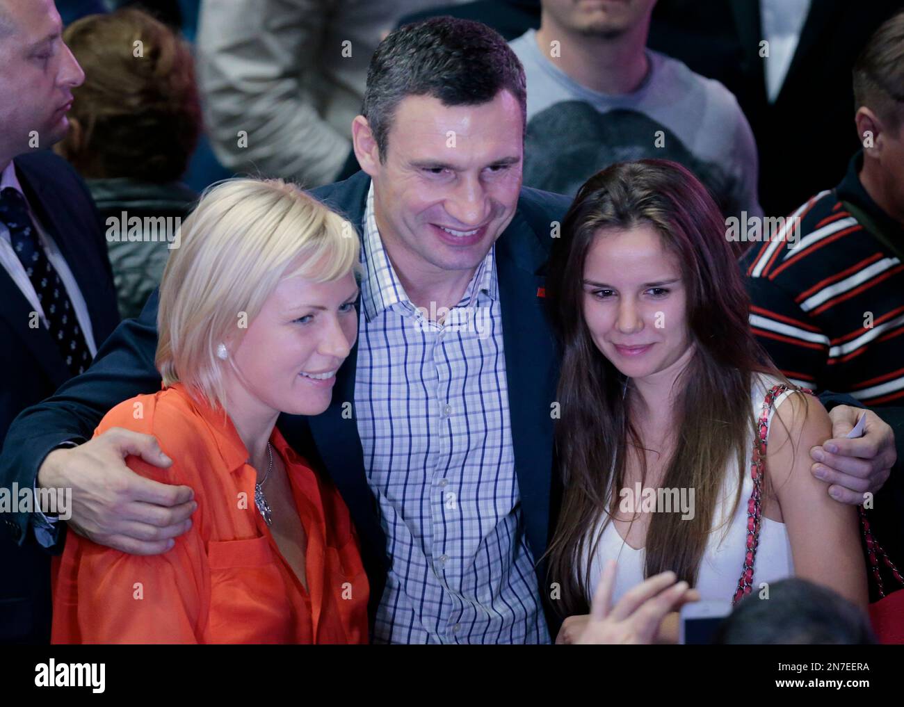 WBC heavyweight champion Vitali Klitschko, of Ukraine, center, poses for a photo with unidentified women while attending a boxing evening in Moscow, Russia, on Friday, May 17, 2013. (AP Photo/Ivan Sekretarev) Stockfoto
