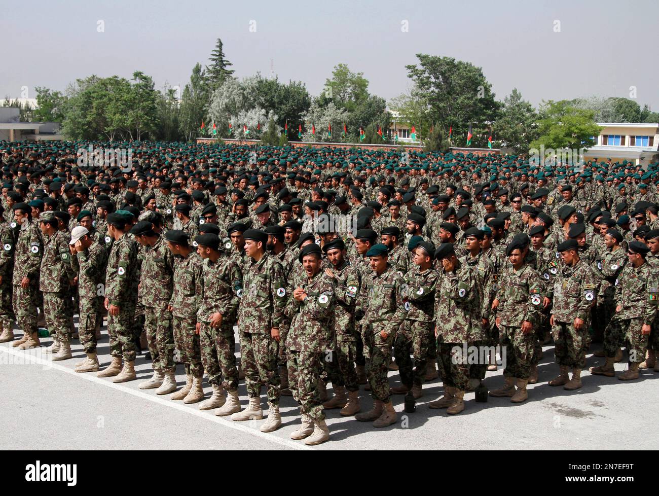 New Afghan Army recruits stand in formation at a graduation ceremony at the Afghan National Army (ANA) base on the outskirts of Kabul, Afghanistan Thursday, May, 23, 2013. (AP Photo/Ahmad Jamshid) Stockfoto
