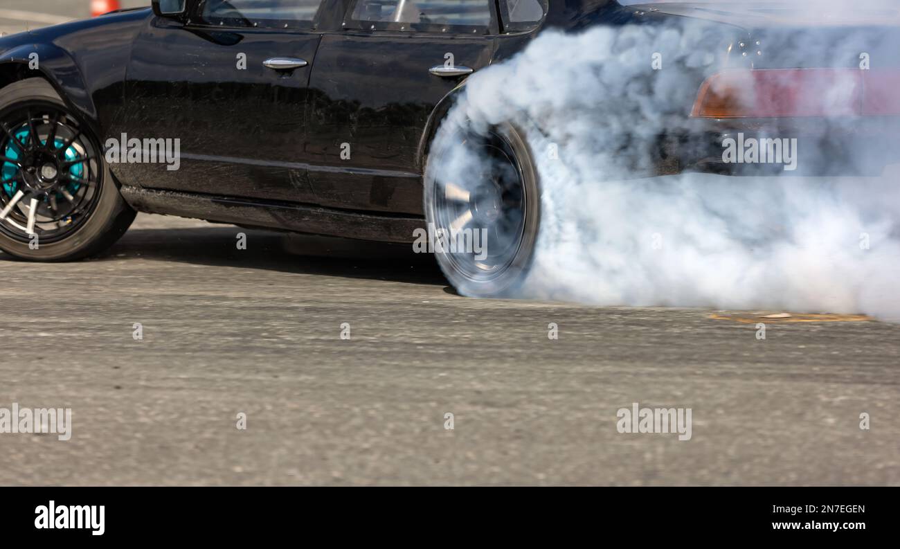 Rennen Drift Auto brennenden Reifen auf der Rennstrecke Stockfoto