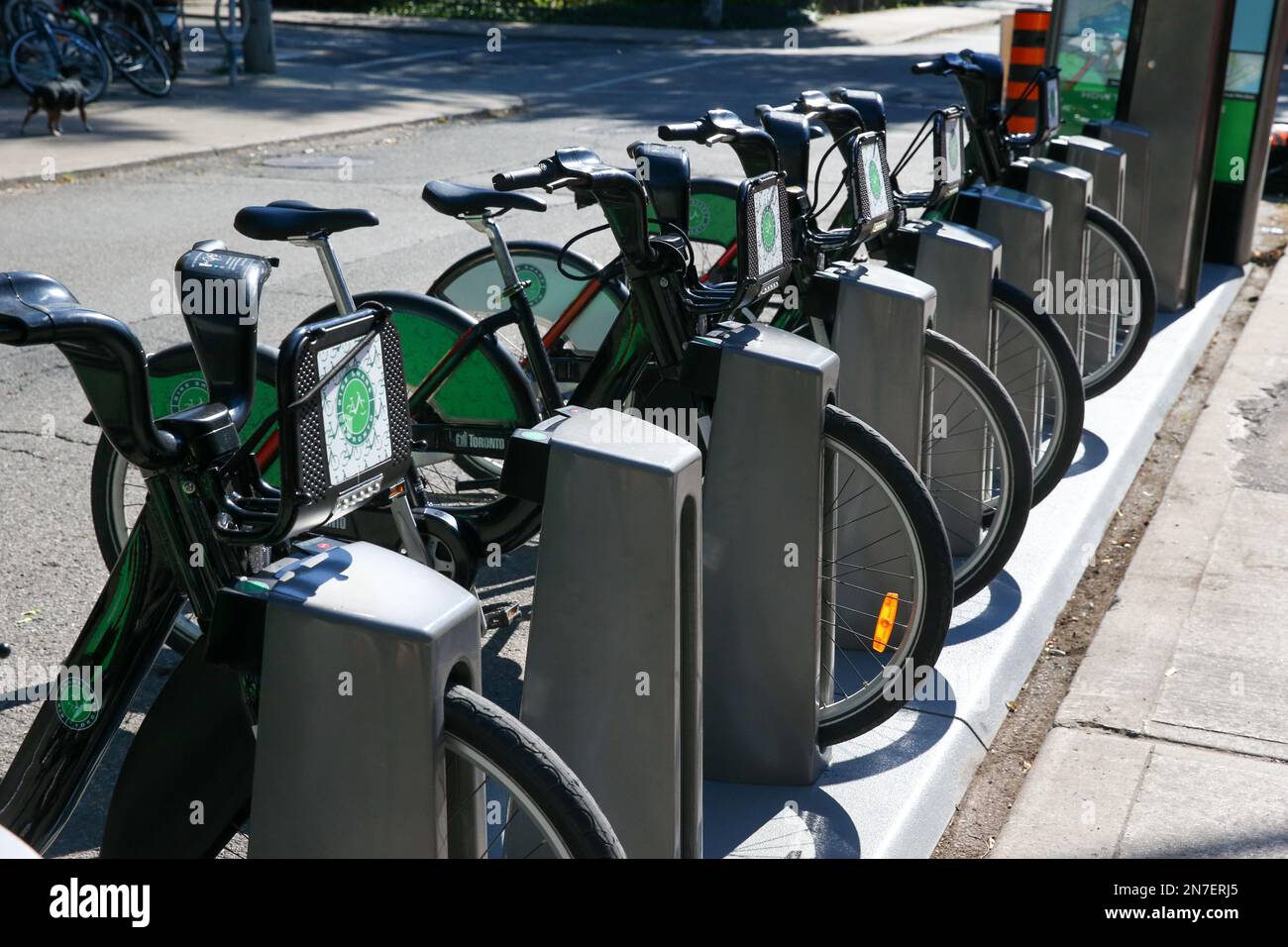 Juli 24 2020, Toronto, Ontario, Kanada. Fahrradverleih Toronto vor dem Kensington Market. Luke Durda/alamy. Stockfoto