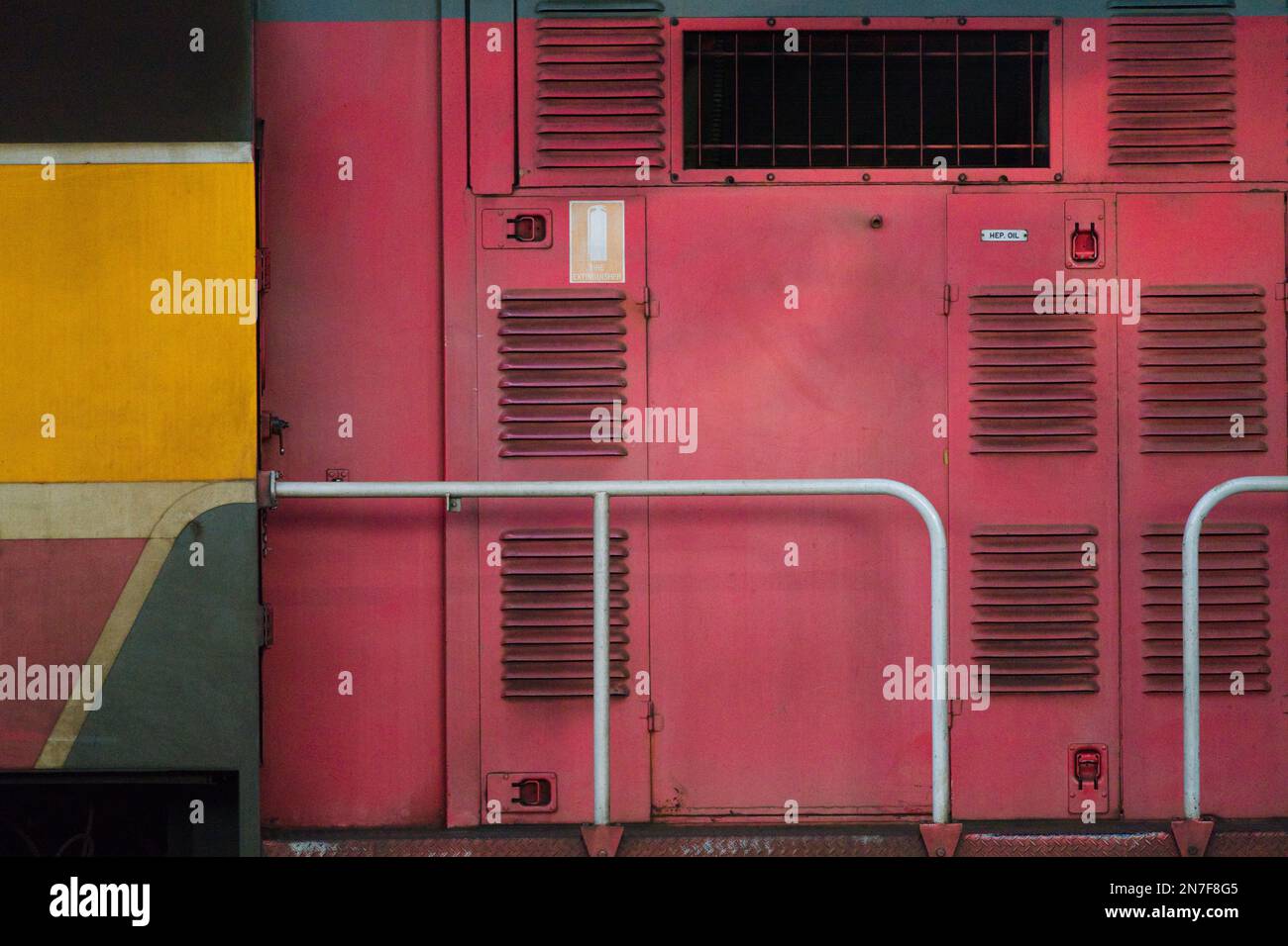 Seitenansicht der roten Diesellokomotive in Melbourne, Australien. Stockfoto