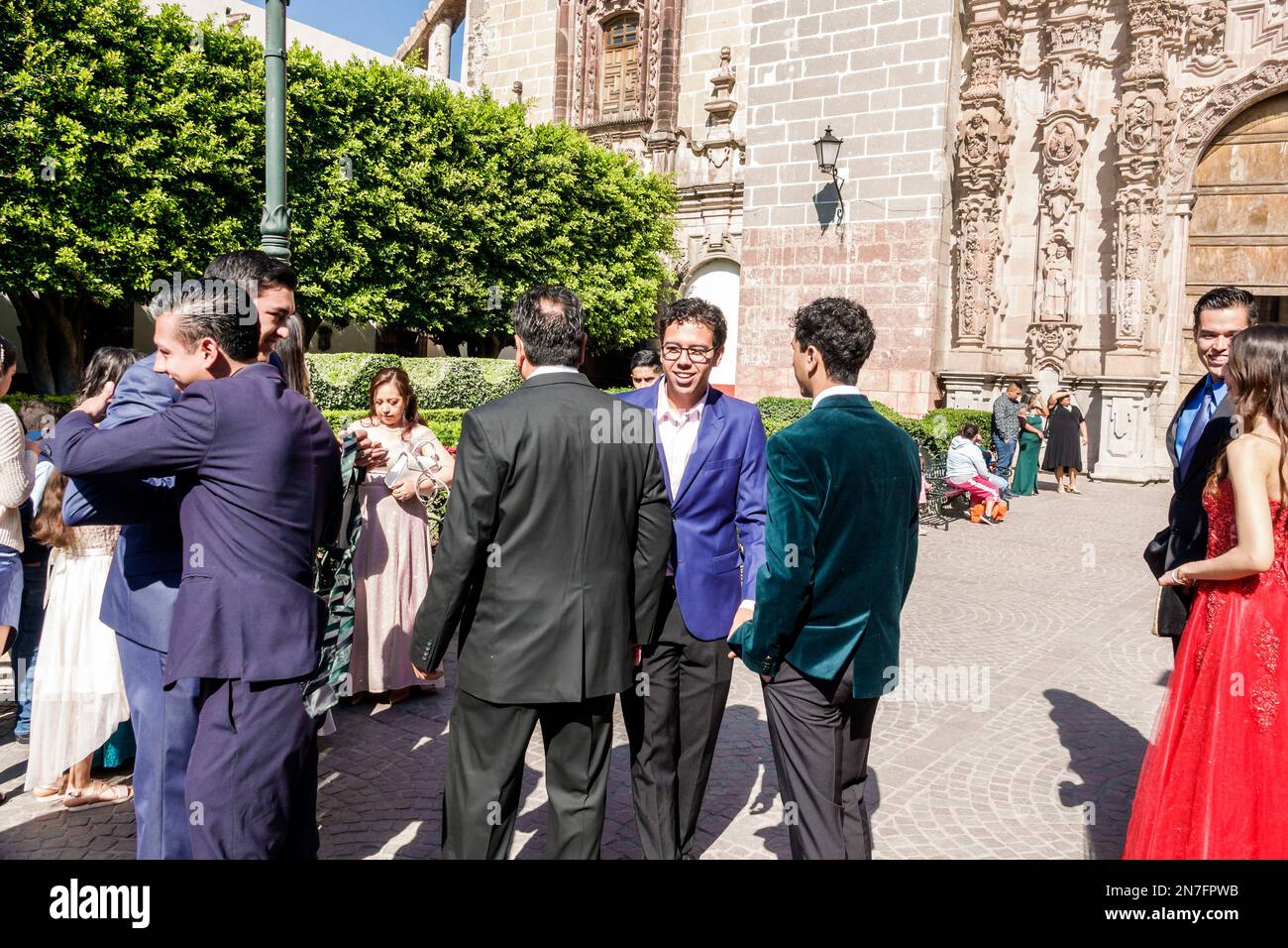 San Miguel de Allende Guanajuato Mexiko, historisches Zentrum Zona Centro, Kirche Templo Iglesia de San Francisco plaza, Hochzeitsgäste, gree Stockfoto