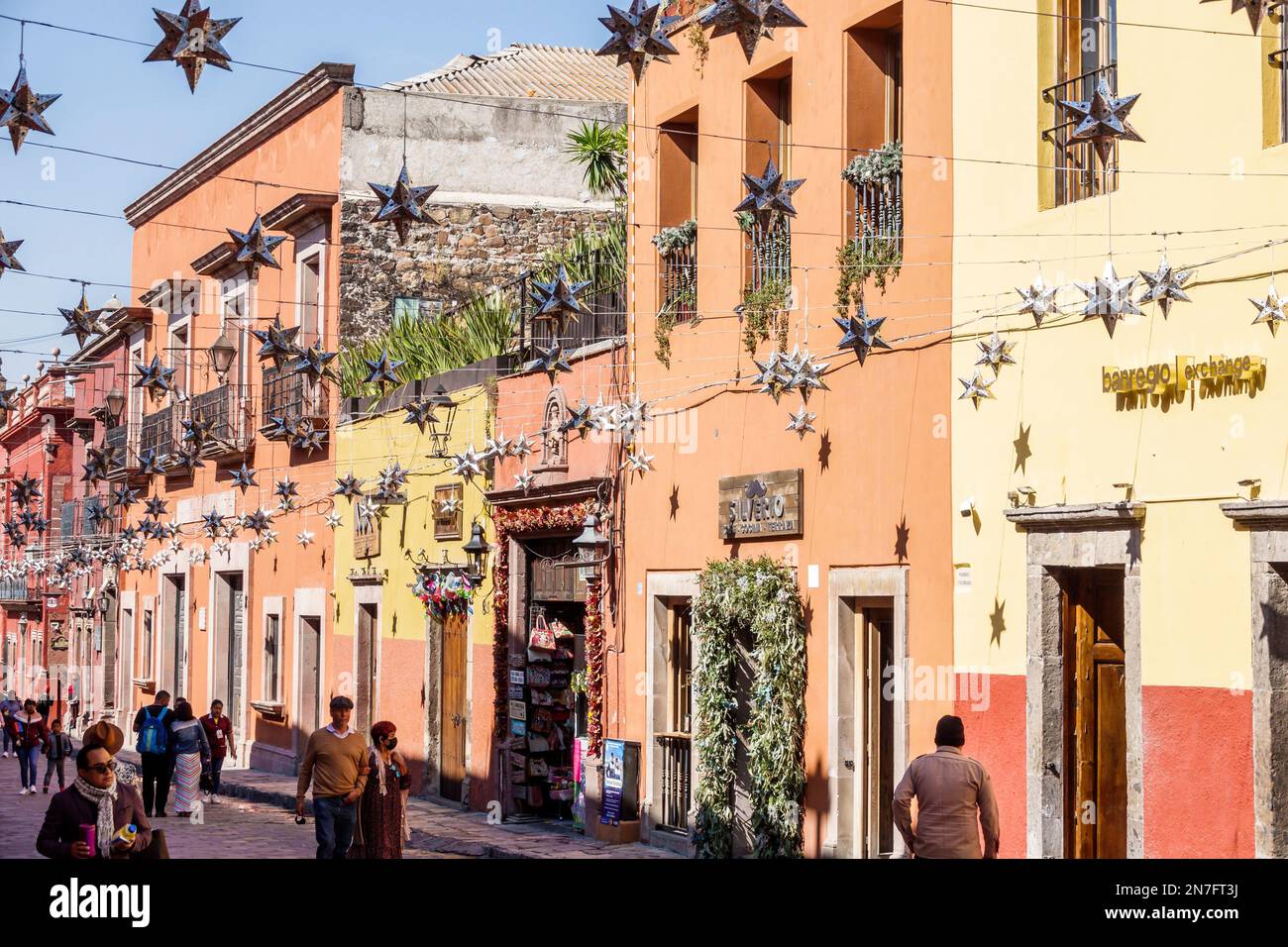 San Miguel de Allende Guanajuato Mexiko, historisches Zentrum von Historico Central Zona Centro, hängende Stars Weihnachtsdekoration, koloniale Architektur, man Me Stockfoto