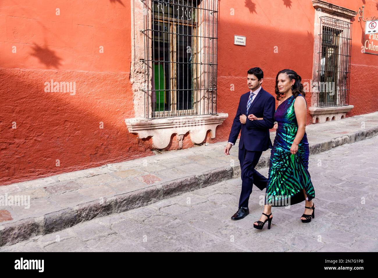 San Miguel de Allende Guanajuato Mexiko, historisches Zentrum von Historico Central Zona Centro, halbformelle Partykleidung, Arm in Arm halten Hand, Männer männlich, wo Stockfoto