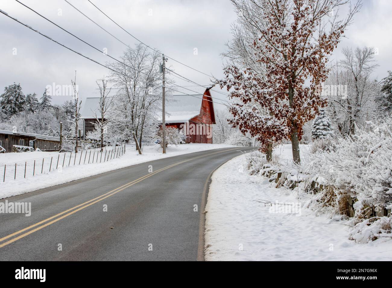 Eine alte, rote Scheune voller Schnee in Royalston, Massachusetts Stockfoto