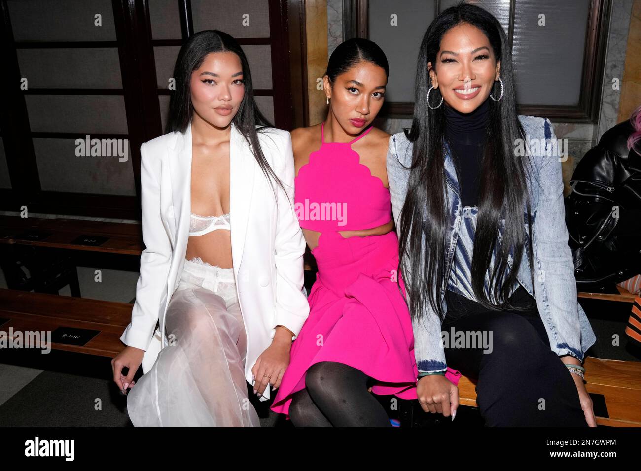 Ming Lee Simmons, from left, Aoki Lee Simmons and Kimora Lee Simmons attend the Prabal Gurung Fall/Winter 2023 fashion show at Gotham Hall on Friday, Feb. 10, 2023, in New York. (Photo by Charles Sykes/Invision/AP) Stockfoto