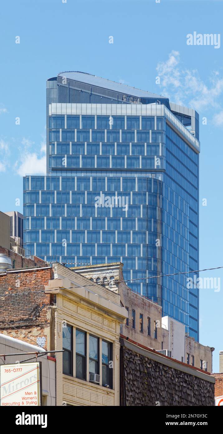 Stadtzentrum von Pittsburgh: Der Turm am PNC Plaza behauptet, der umweltfreundlichste Büroturm der Welt zu sein, vor allem wegen seiner doppelwandigen Fassade aus Solarkamin. Stockfoto