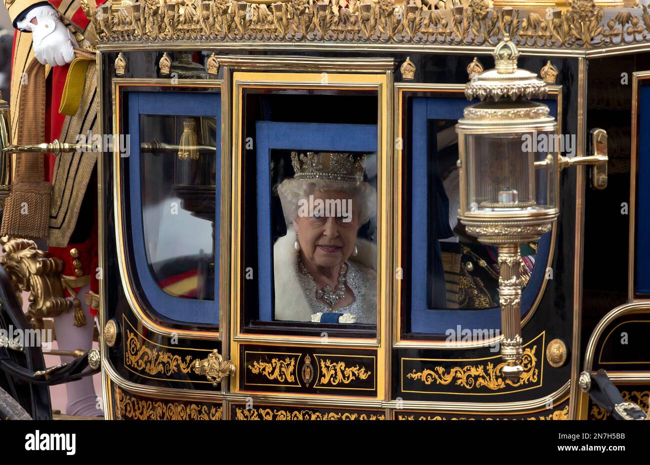 La reina Isabel II, de la Gran Bretaña, sale del Palacio de Buckingham y se dirige en carroza al Parlamento para pronunciar su discurso por la apertura de las sesiones legislativas en Londres, el miércoles 8 de mayo de 2013. (AP Foto/Matt Dunham) Stockfoto