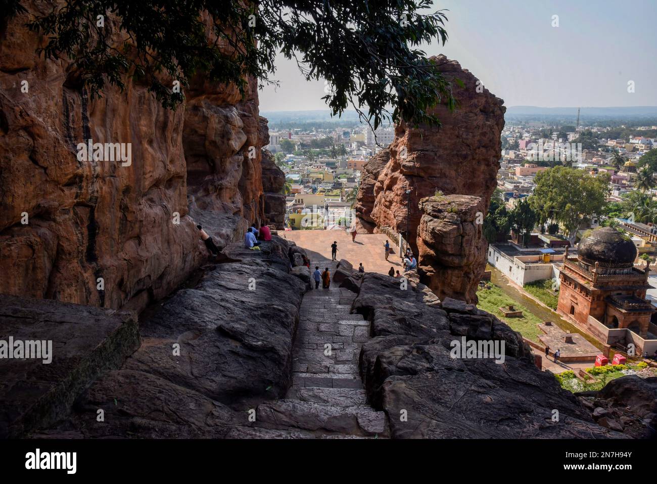 Touristen besuchen die Badami-Höhlentempel, eine Anlage aus Hindu- und Jain-Höhlentempeln und wichtige Beispiele der Badami Chalukya-Architektur Stockfoto