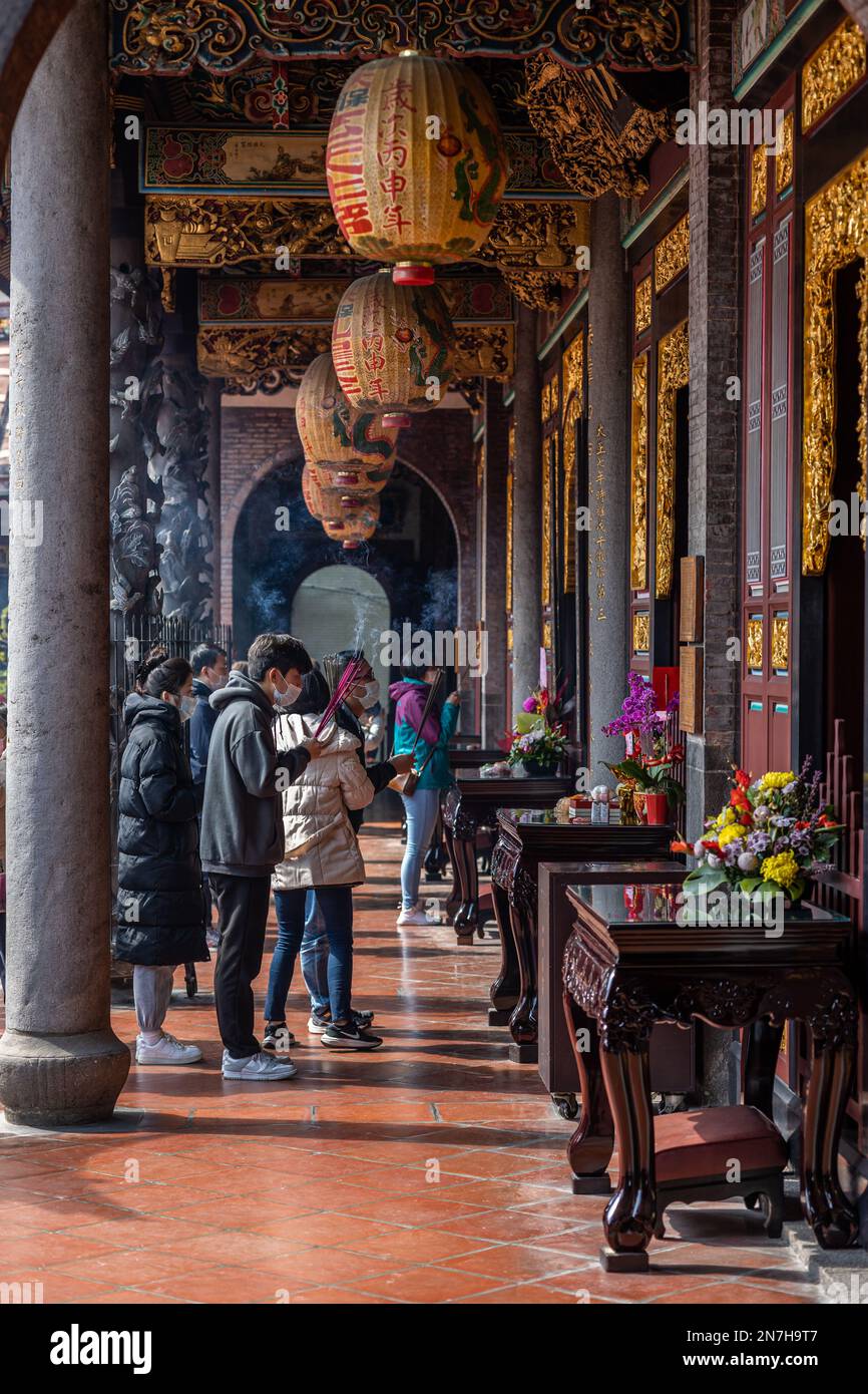 Besucher beten am Baoan-Tempel in Taipei, Taiwan. Stockfoto
