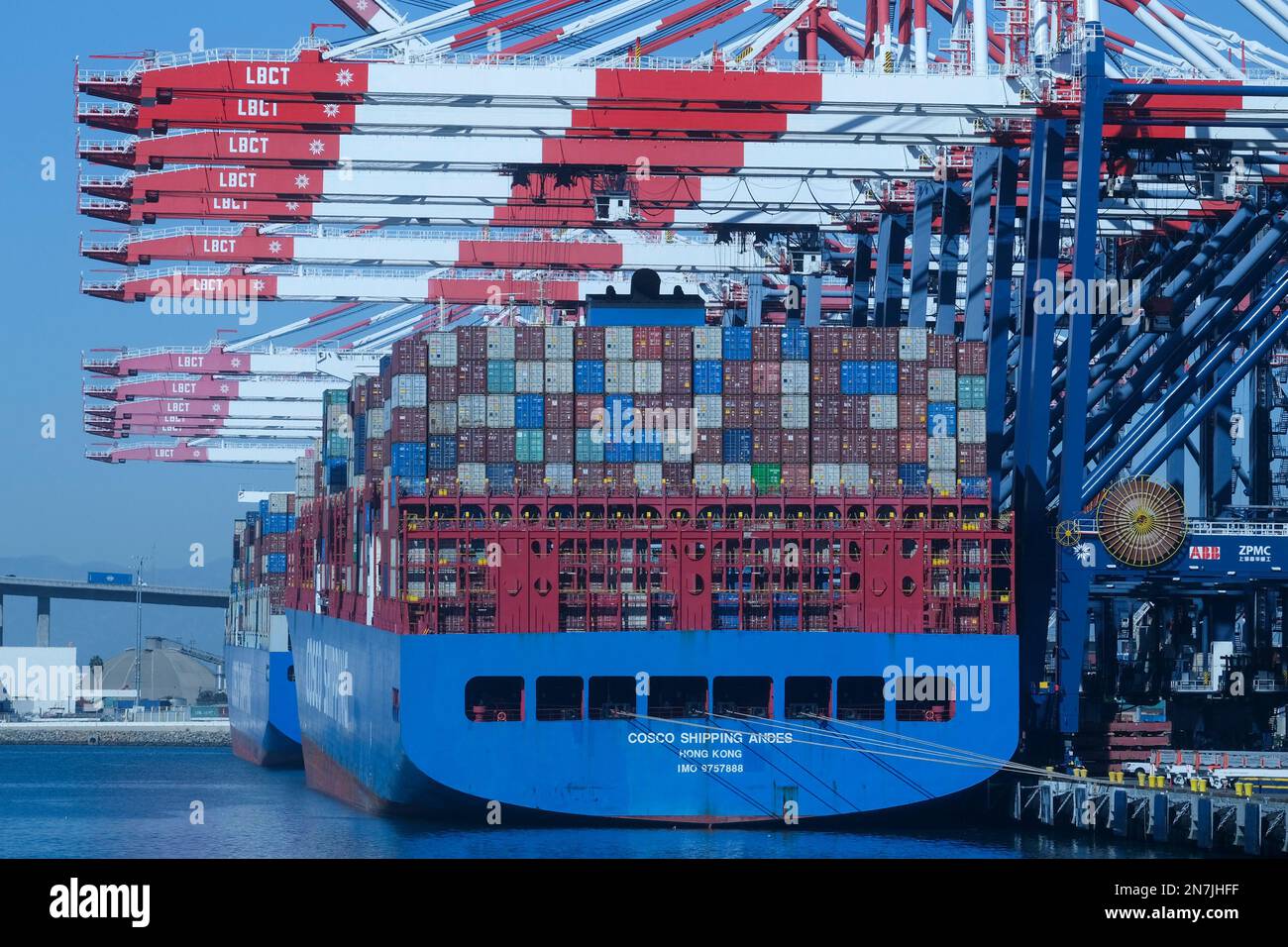 Los Angeles, Usa. 09. Februar 2023. Das COSCO Shipping Andes-Schiff liegt am Long Beach Container Terminal (LBCT) im Hafen von Long Beach an. Die Investition in Höhe von $2,5 Mrd. LBCT, die es einem der weltweit führenden Betreiber von Hafenterminals ermöglicht hat, die Emissionen erheblich zu senken und einen „Netto-Nullpunkt“ in greifbarer Nähe zu haben. Auf dieser Tour erfahren Sie außerdem zum ersten Mal mehr über ein Projekt im Wert von $30 Millionen US-Dollar bei LBCT zur Einführung emissionsfreier Frachtumschlagsgeräte und einen exklusiven Einblick in die Pläne von LBCT zur vollständigen Dekarbonisierung des Betriebs bis 2030. Kredit: SOPA Images Limited/Alamy Live News Stockfoto