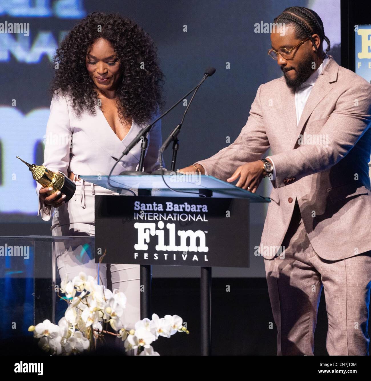 Angela Bassett erhält den Montecito Award, der von Regisseur Ryan Coogler beim Santa Barbara International Film Festival 2023 verliehen wird Stockfoto