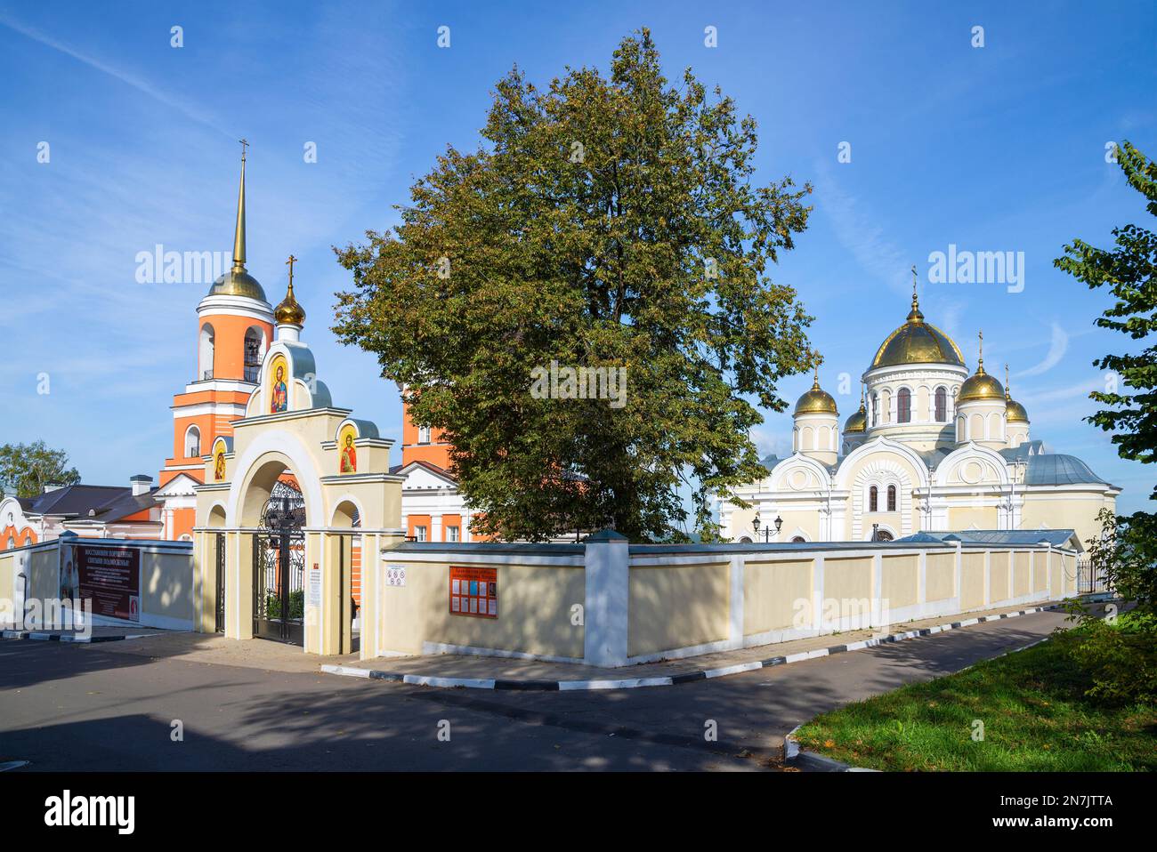 KASHIRA, RUSSLAND - 18. SEPTEMBER 2021: Im alten Nikitsky Kashirsky Kloster an einem sonnigen Septembertag Stockfoto