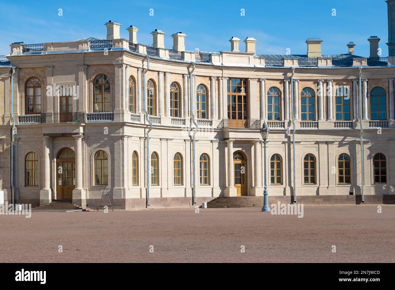 Fragment des Großen Gatchina-Palastes an einem sonnigen Tag. Gatchina. Region Leningrad, Russland Stockfoto
