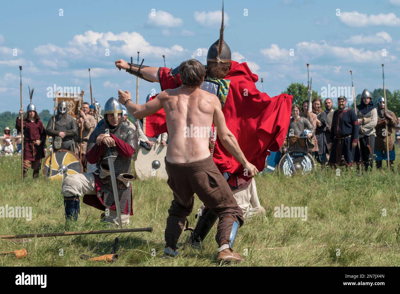 REGION TVERSKAYA, RUSSLAND - 23. JULI 2022: Fragmente eines Duells zwischen einem skandinavischen Berserker und einem byzantinischen schweren Infanteristen. Historisches Festival ' Stockfoto