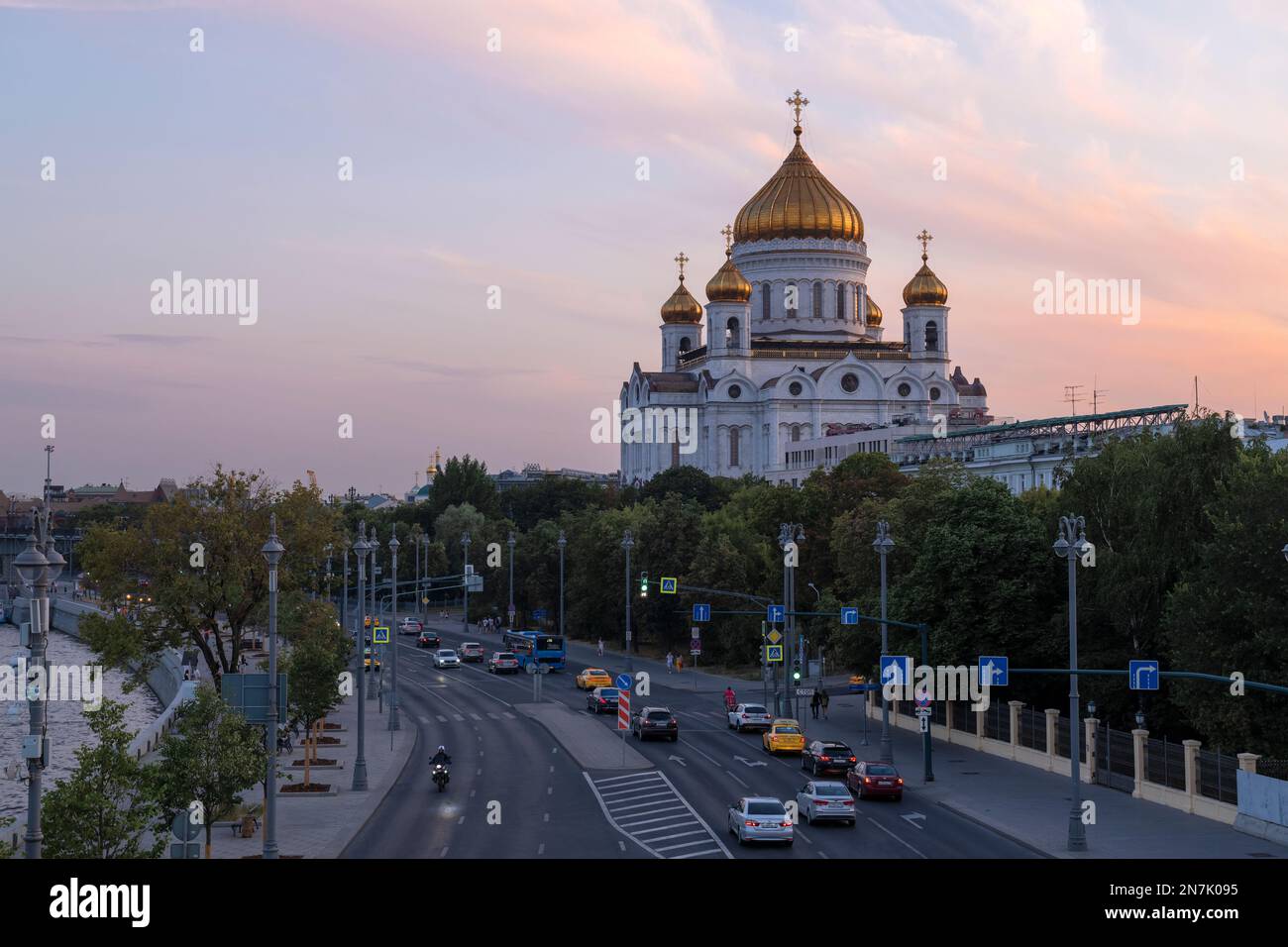 MOSKAU, RUSSLAND - 17. AUGUST 2022: Kathedrale von Christus, dem Erlöser in der Abenddämmerung im August Stockfoto