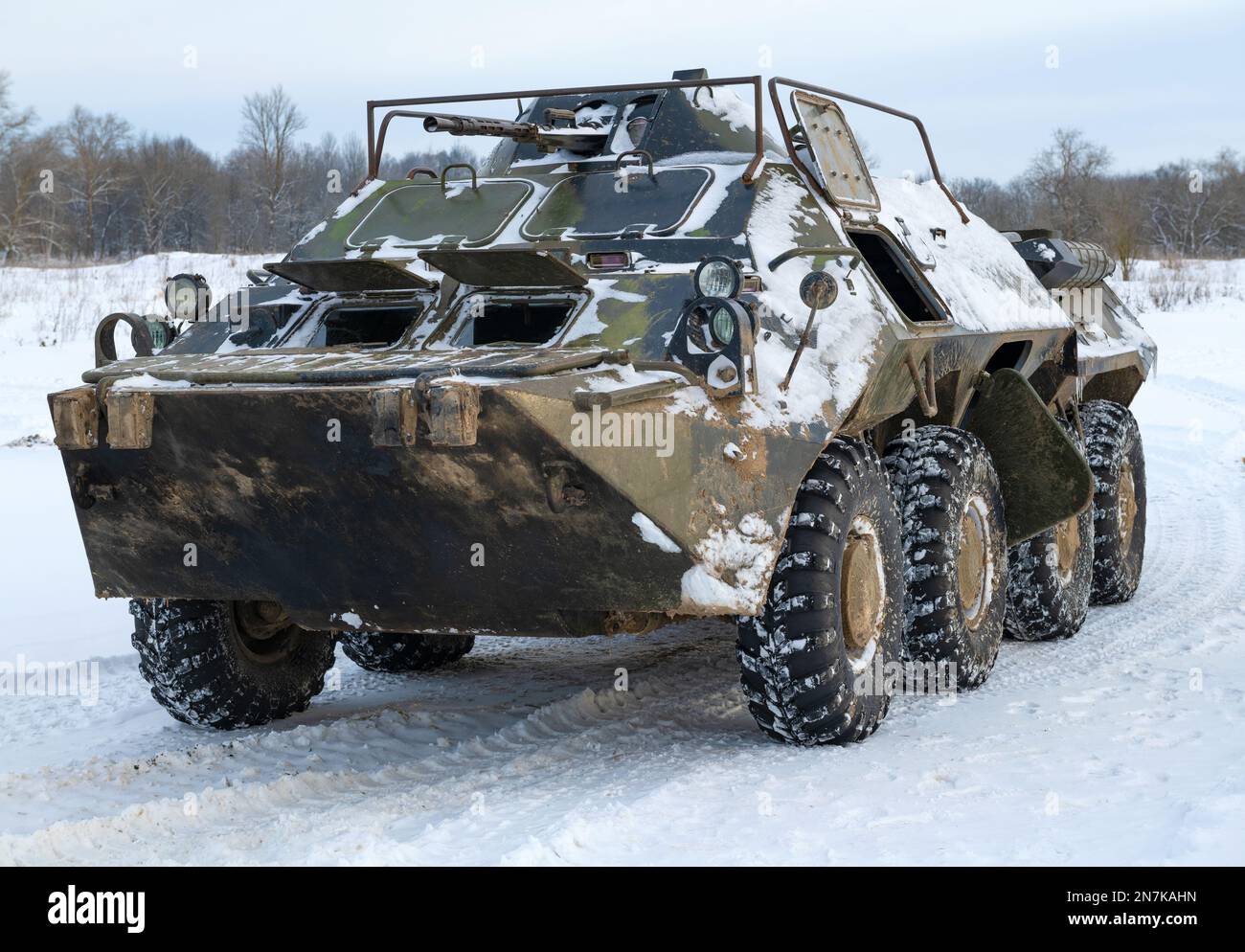 KRASNOE SELO, RUSSLAND – 05. FEBRUAR 2023: Führungs- und Stabfahrzeug „Kushetka-B“ basierend auf der Nahaufnahme des BTR-80 an einem Nachmittag im Februar Stockfoto